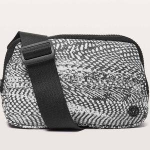 lululemon Everywhere Belt Bag *1L
Swerve Vapor Metal Grey / Black